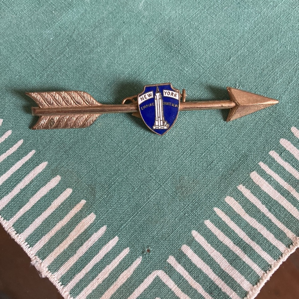 Deadstock vintage NY Empire State Building enamel gold plate souvenir arrow pin